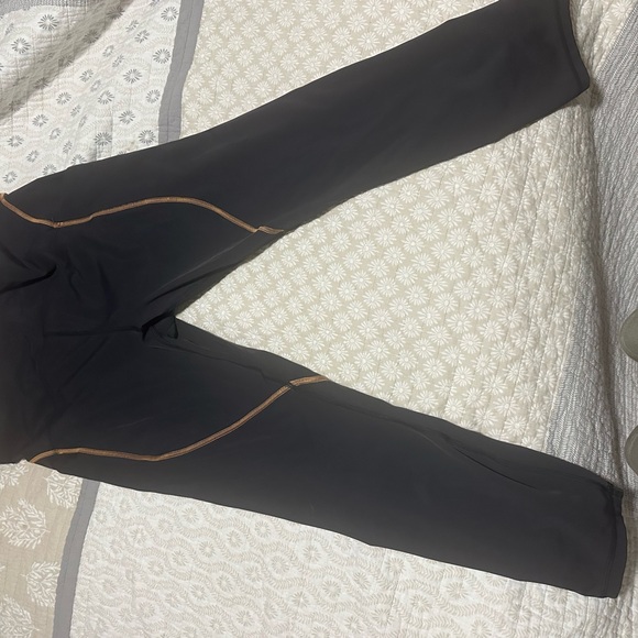 Lululemon black leggings with tan accents and pockets size 16 - Picture 1 of 5
